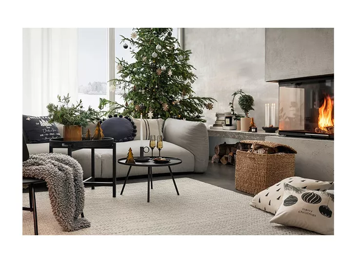 H&M home advertisement with livingroom decorated for Christmas.